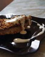 Банановый крамбль с ванильным соусом