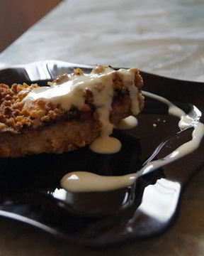 Банановый крамбль с ванильным соусом