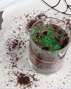 Десерт Земля с червяками