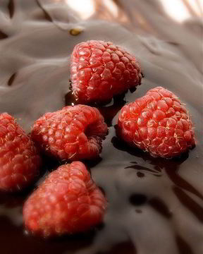 Горячий шоколад с малиной и взбитыми сливками