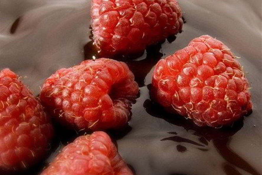 Рецепт горячего шоколада с малиной и взбитыми сливками