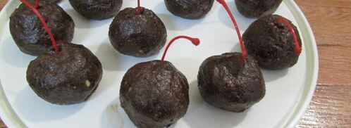 конфеты из сухофруктов с коктейльной вишней. Шаг 10