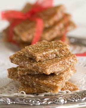 Медово-ореховые конфеты с кунжутом