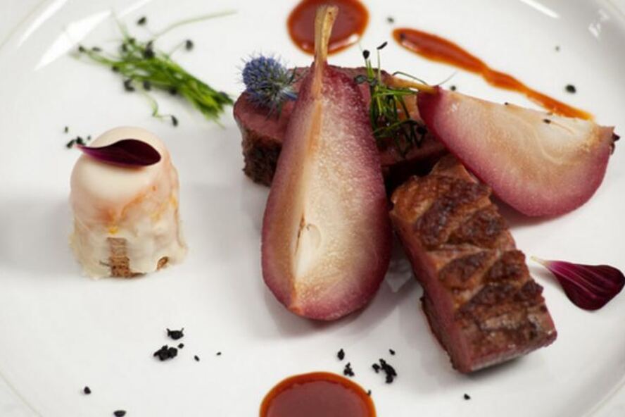 Рецепт утиной грудки с грушей в портвейне и конфетой из фуа-гра