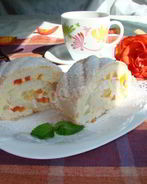 Бисквитный рулет на белках с заварным кремом и экзотическими фруктами