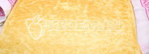 бисквитный рулет с кремом зимнее полено. Шаг 9