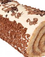 Бисквитный рулет, украшенный масляным кремом