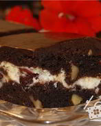 Брауни с крем-чиз, вяленой вишней и орехами