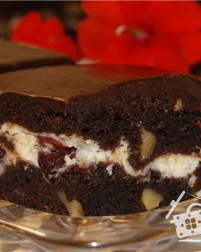 Брауни с крем-чиз, вяленой вишней и орехами