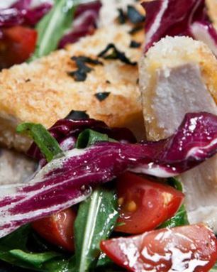 Куриный шницель на ореховом креме с пестрым салатом