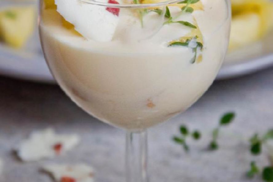 Рецепт летнего ананасового десерта с кремом из йогурта и лимонным тимьяном