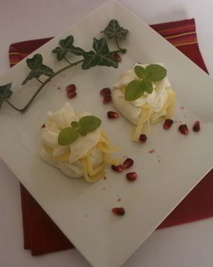 Мешочки из моцареллы с кремом из сыра бри, трюфельным медом и лепестками трюфеля