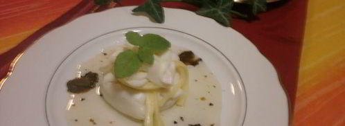 мешочки из моцареллы с кремом из сыра бри, трюфельным медом и лепестками трюфеля. Шаг 7