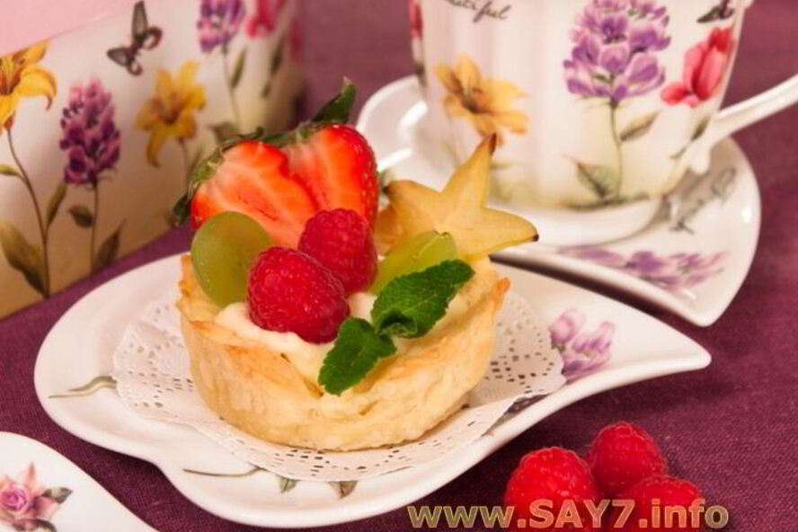 Рецепт слоеных корзинок с кремом из маскарпоне, манго и фруктами