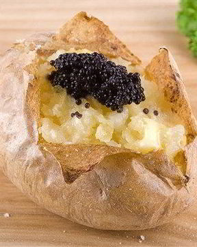 Закуска из жареного картофеля, крема и черной икры