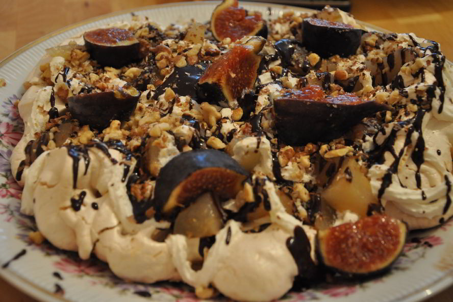 Рецепт меренги с грушами, сливками, грецким орехом и шоколадным соусом