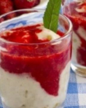 Десерт из клубники и замороженого банана