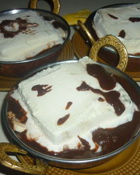 Десерт из мороженого, бананов и шоколада