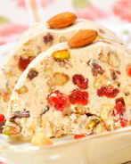 Десерт-мороженое с орехами, вяленой вишней и шоколадом