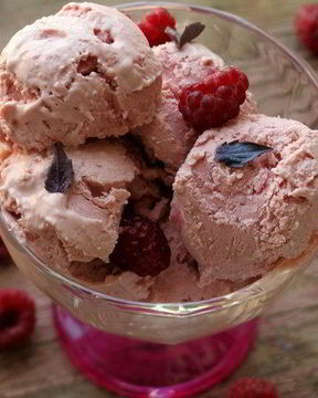 Малиновое мороженое с маскарпоне