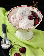 Мороженое с йогуртом и черешней