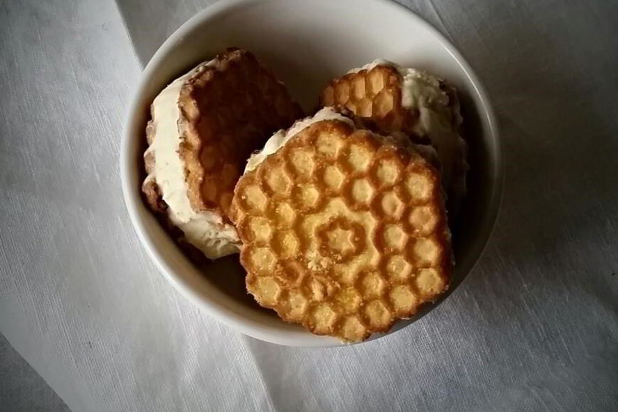 Рецепт мороженого с медома и соленыма крекерома
