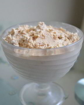 Мороженое с нугой, ромовым изюмом и карамельными орешками