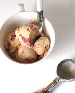 Мороженое с тростниковым сахаром и клубнично-ревенной прослойкой