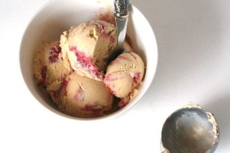 Рецепт мороженого с тростниковым сахаром и клубнично-ревенной прослойкой