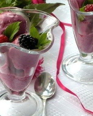 Мороженое с ягодами