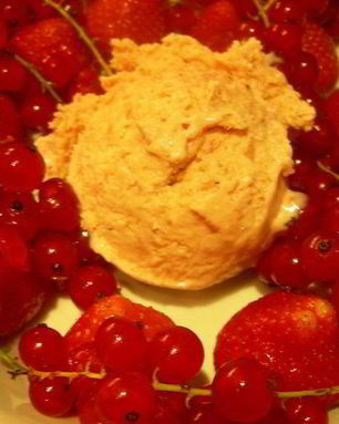 Сливочное мороженое с клубникой, белым шоколадом и апельсиновым ликером Куантро