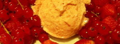 сливочное мороженое с клубникой, белым шоколадом и апельсиновым ликером куантро. Шаг 7