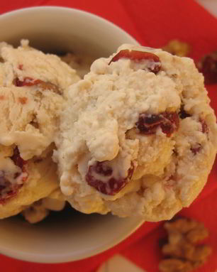 Сливочное мороженое с вяленой клюквой и грецким орехом