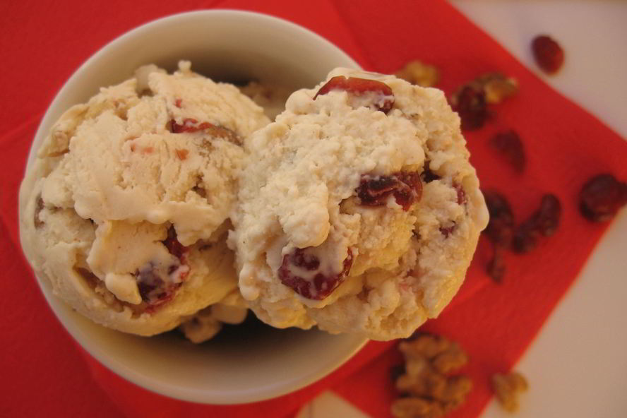 Рецепт сливочного мороженого с вяленой клюквой и грецким орехом