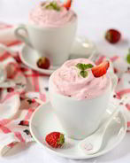 Сливочное мороженое с запеченной клубникой и медом