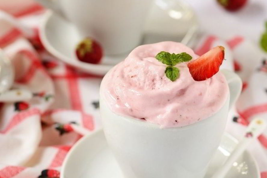 Рецепт сливочного мороженого с запеченной клубникой и медом