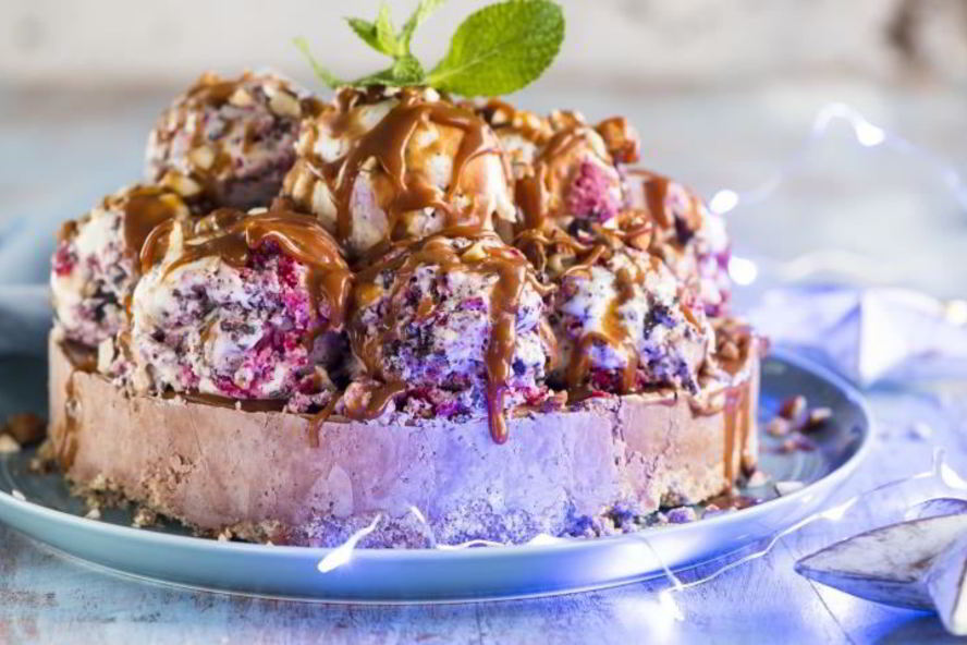 Рецепт торта-мороженого с малиной, миндалем и карамелью