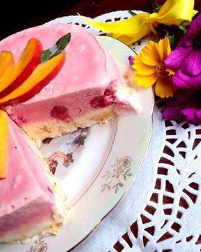 Торт-мороженое с меренгой и фруктами