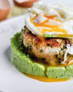 Фишкейк из лосося с яйцом-пашот и муссом из зеленого горошка