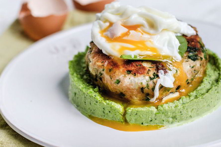 Рецепт фишкейка из лосося с яйцом-пашот и муссом из зеленого горошка