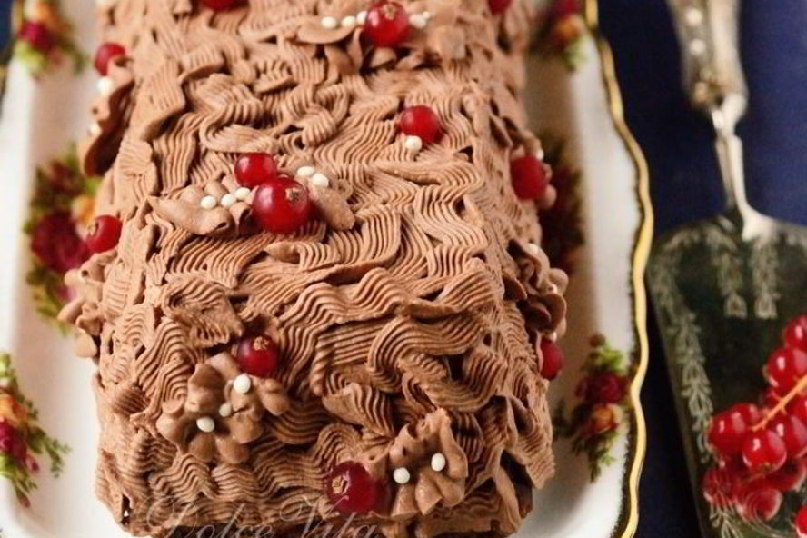 Рецепт рождественского полена с шоколадным муссом и ягодами