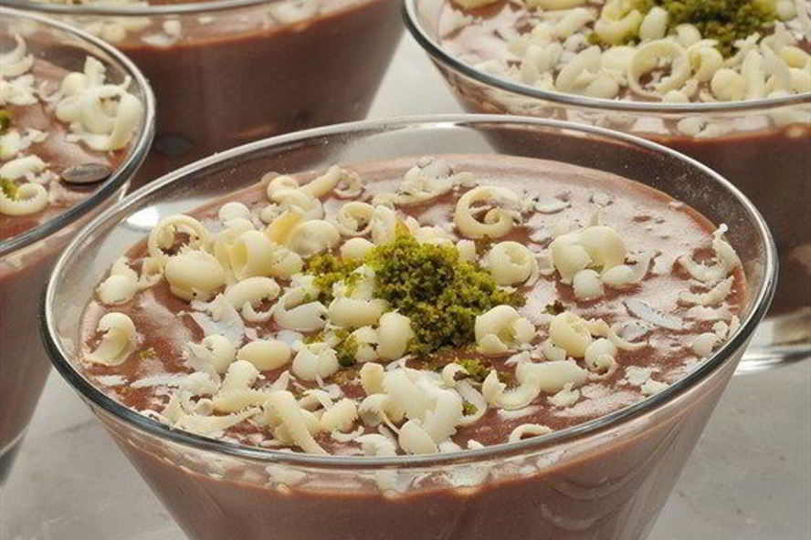 Рецепт шоколадного мусса с перцем чили, фисташками и коньяком