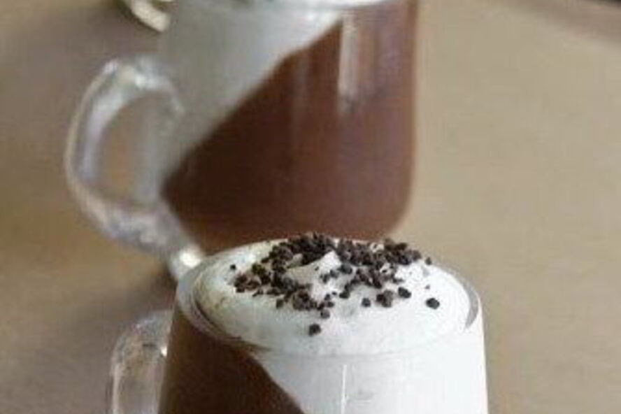 Рецепт шоколадного мусса со взбитыми сливками и кофе