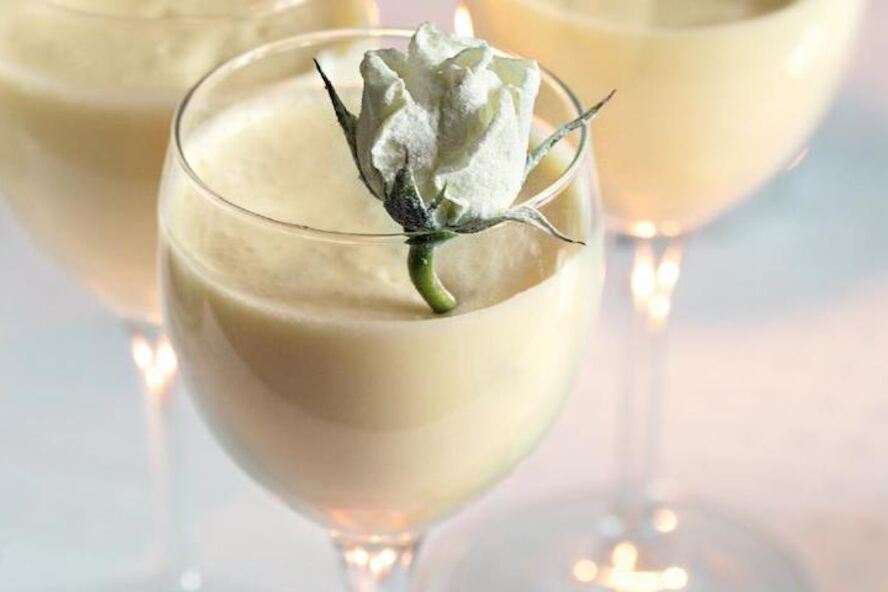 Рецепт шоколадныев мусс с засахаренными розами