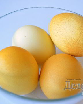 Красим пасхальные яйца в желтый цвет куркумой