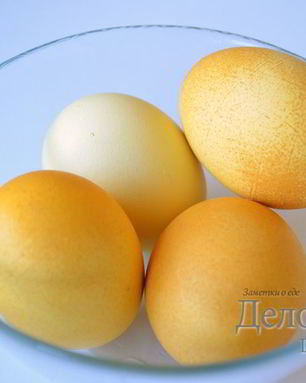 Красим пасхальные яйца в желтый цвет куркумой