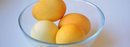 красим пасхальные яйца в желтый цвет куркумой. Шаг 4