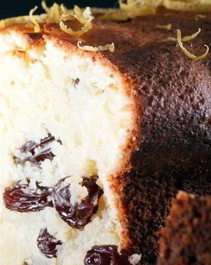 Кулич с изюмом и лимонной цедрой
