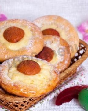 Пасхальные булочки с кремом и абрикосами