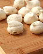 Пасхальные меренги с орехами пекан